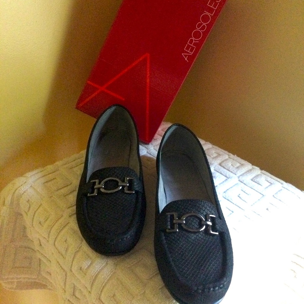 Aerosole black loafer shoe in size 10.